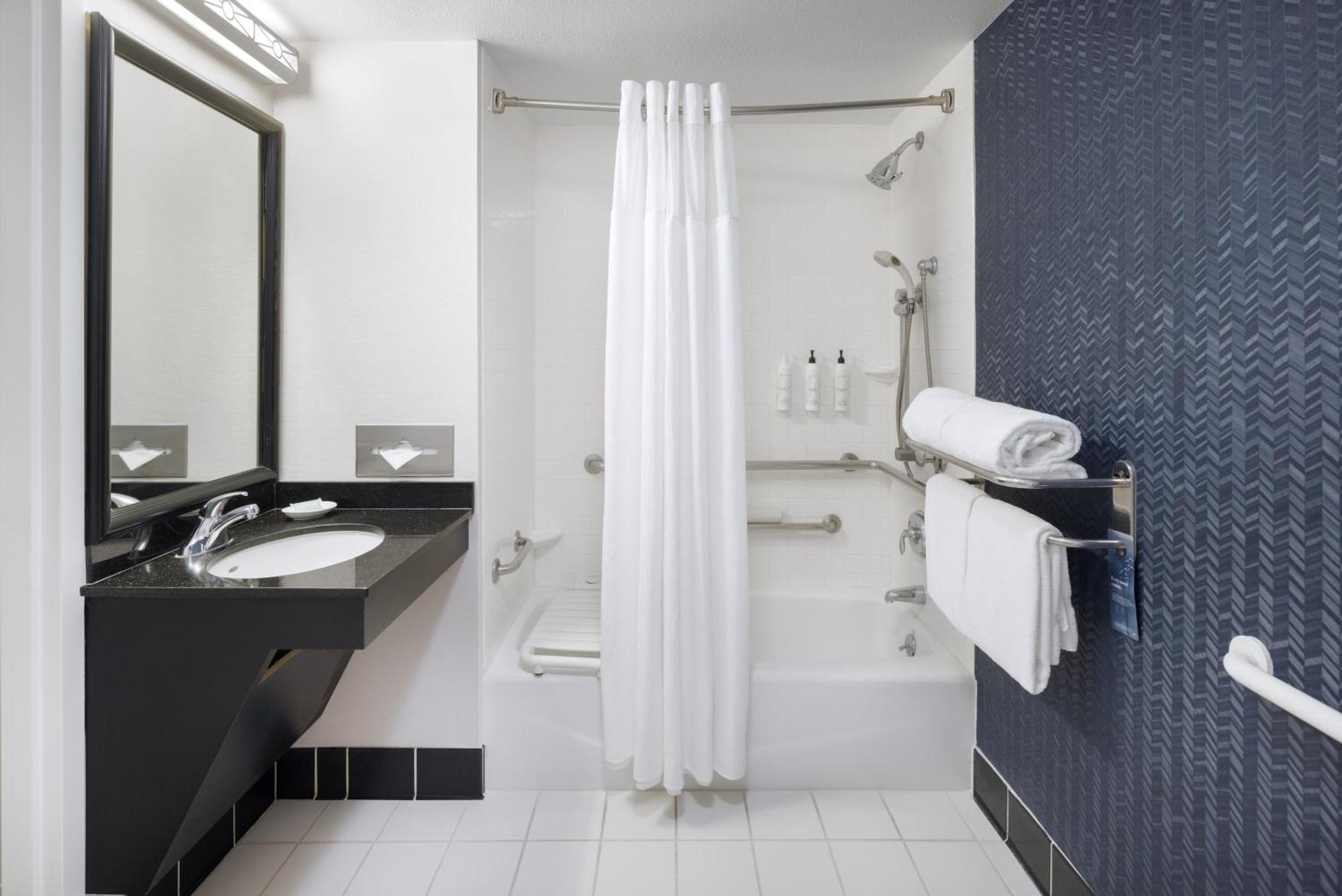 Fairfield Inn And Suites Търлок Екстериор снимка