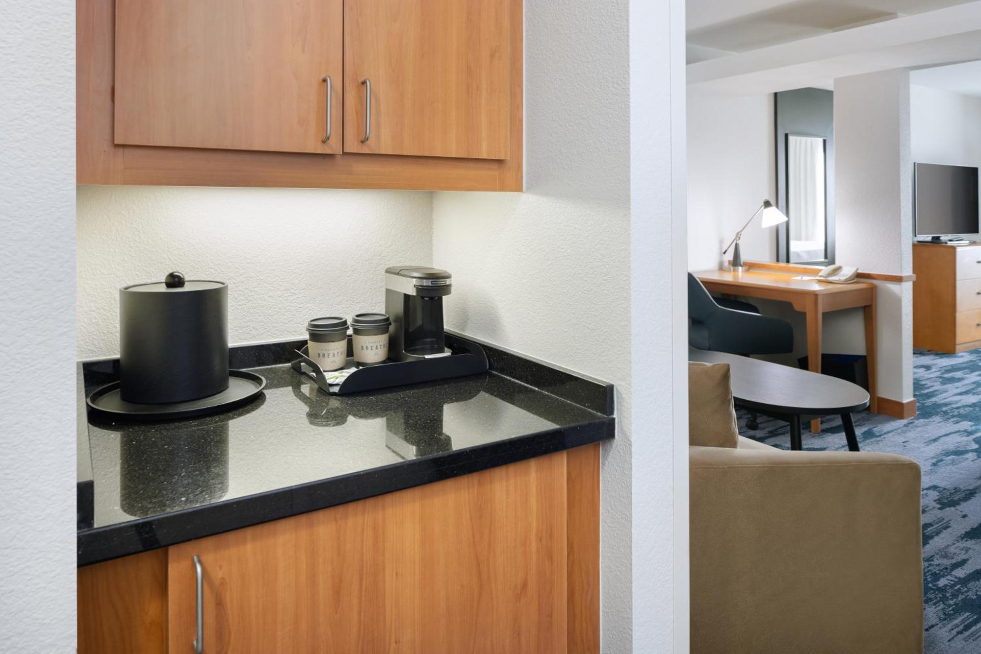 Fairfield Inn And Suites Търлок Екстериор снимка