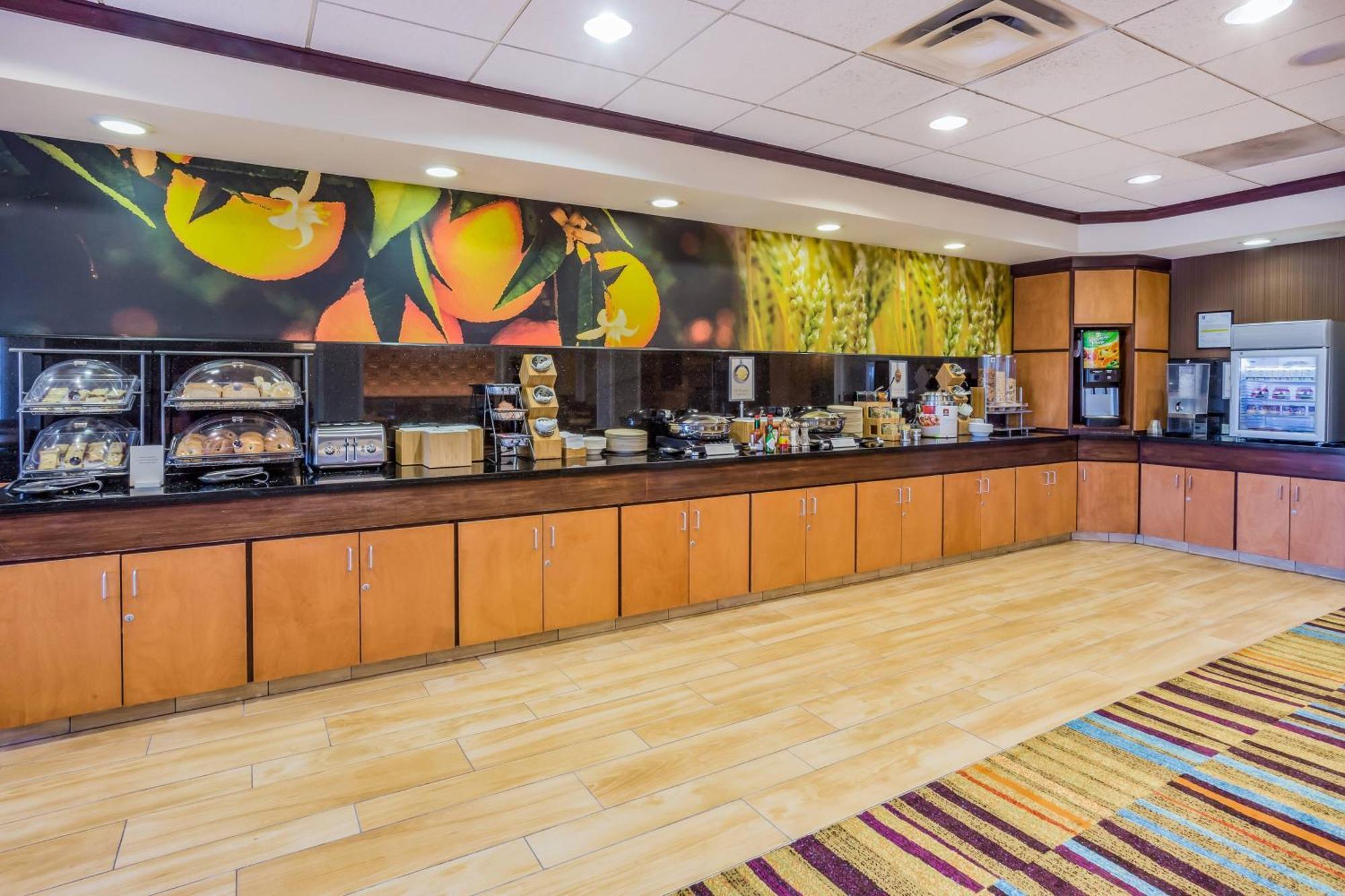 Fairfield Inn And Suites Търлок Екстериор снимка
