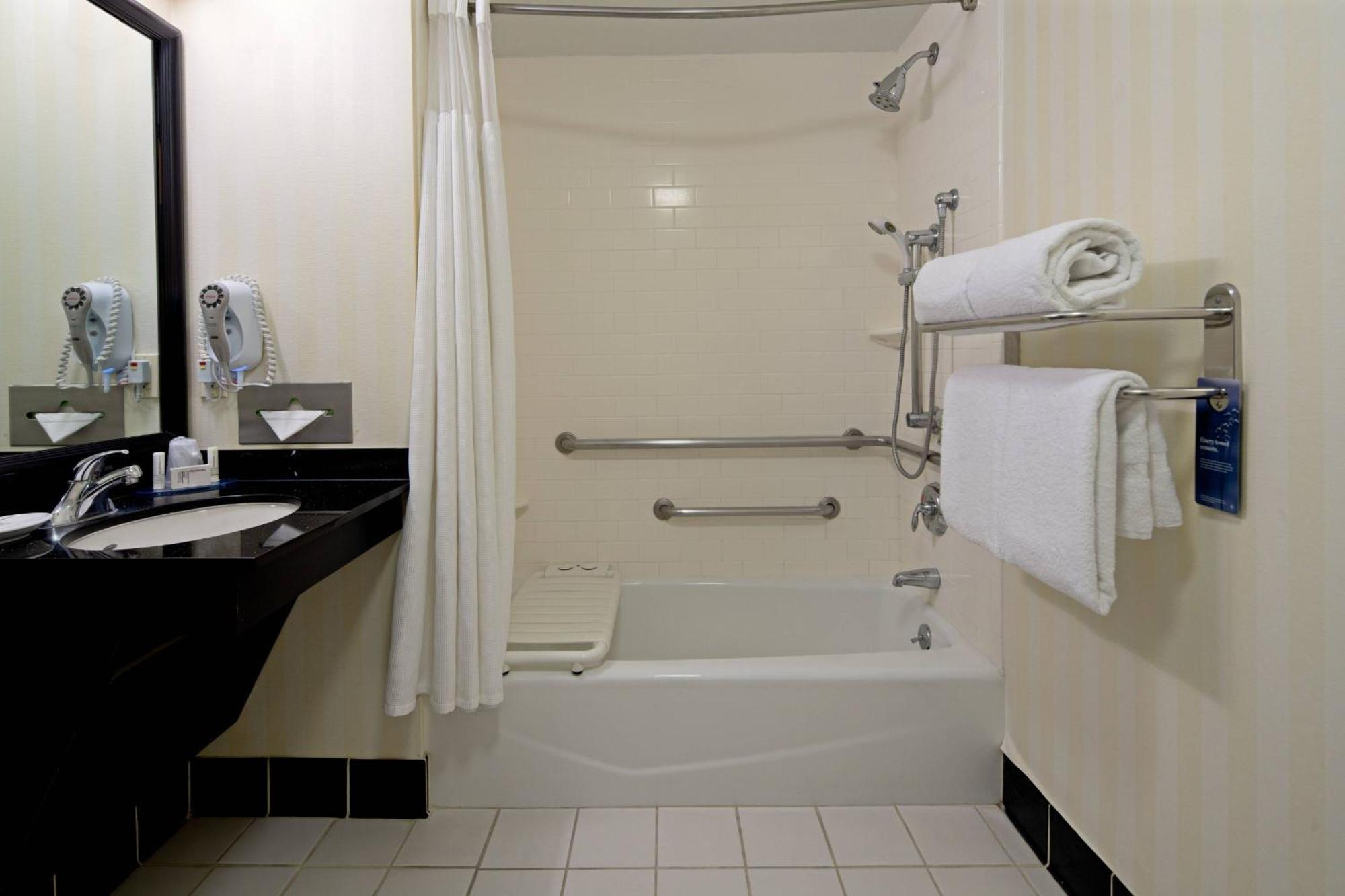 Fairfield Inn And Suites Търлок Екстериор снимка
