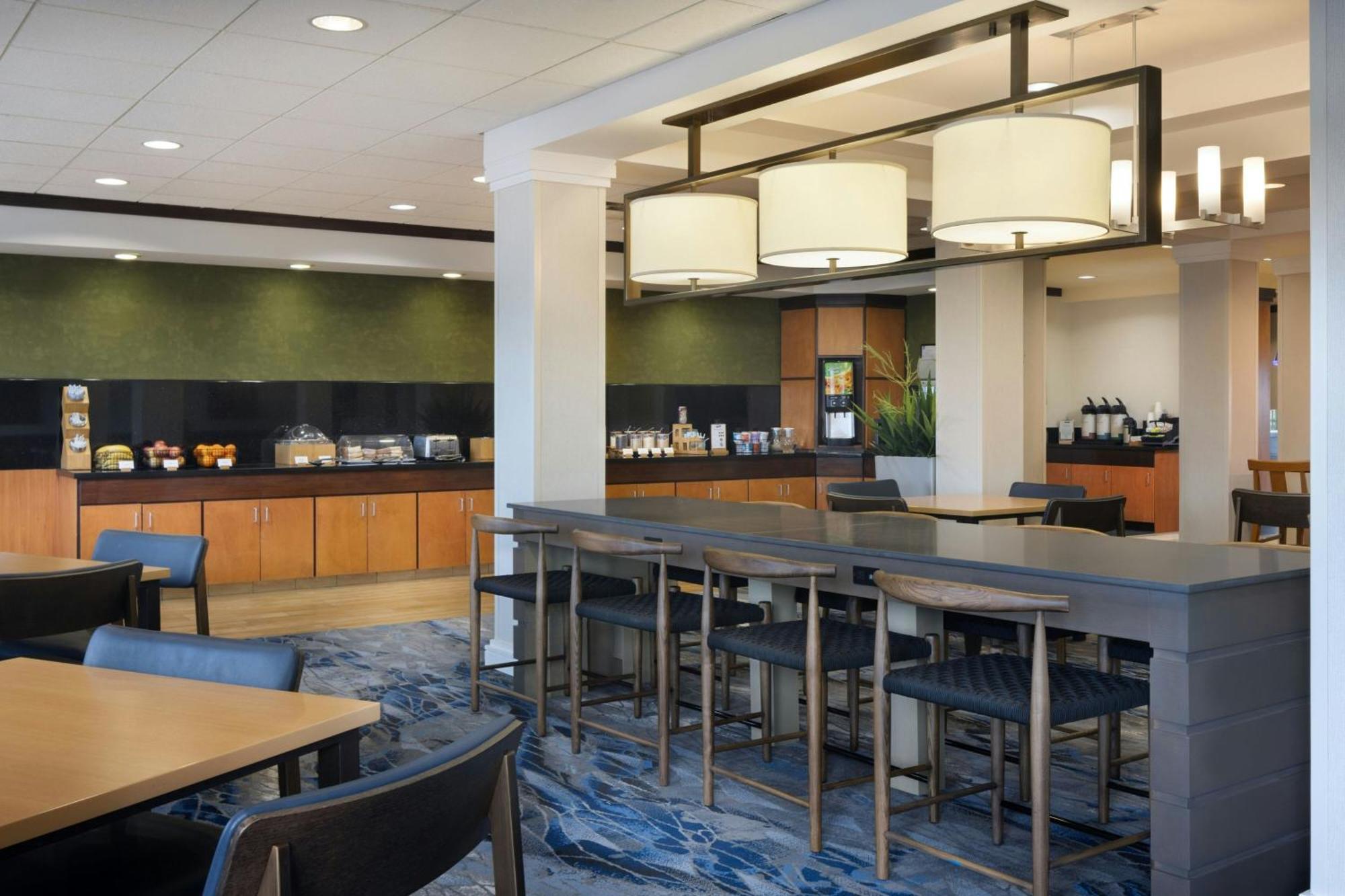 Fairfield Inn And Suites Търлок Екстериор снимка